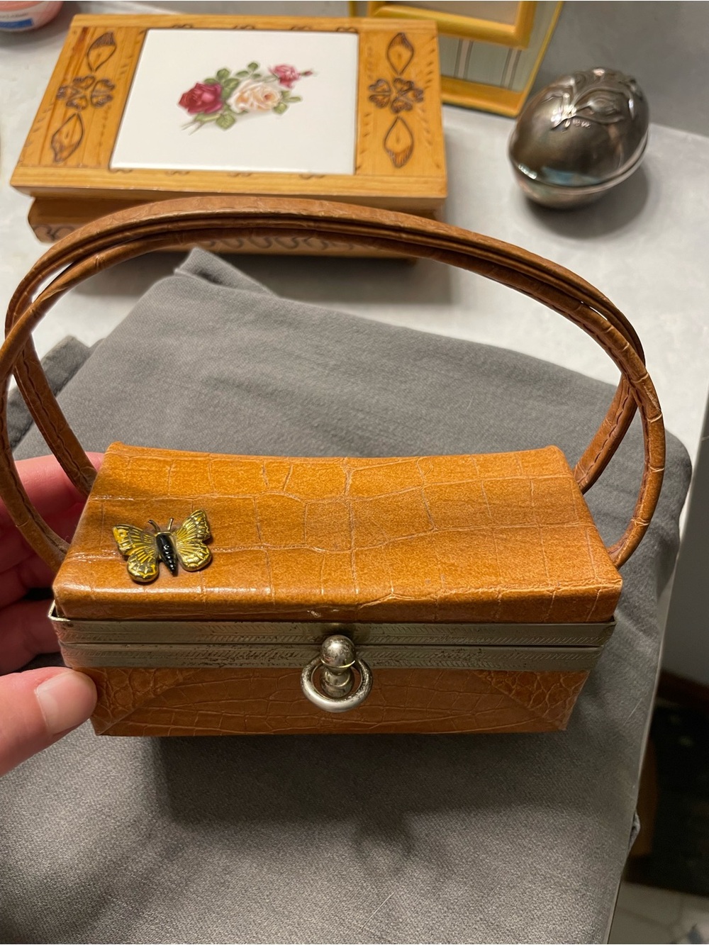 minaudière Unbranded Tan Faux Croc Embossed Top-Handle Box Bag Butterfly Accent